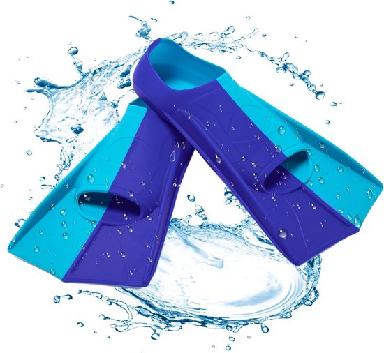 Paire de palmes bleu foncé et bleu clair avec des éclaboussures et des gouttes d'eau autour.