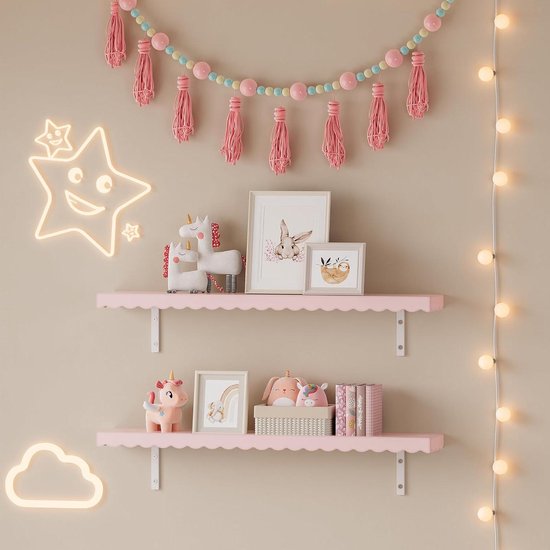 Twee roze zwevende planken met decoraties. Bovenste plank heeft twee kunstwerken en een eenhoorn. Onderste plank heeft een speelgoedbakje, een boekje en een eenhoorn.