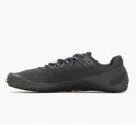 Zwarte Merrell sportschoen, zijaanzicht. Ademende mesh stof en gestructureerde zool.