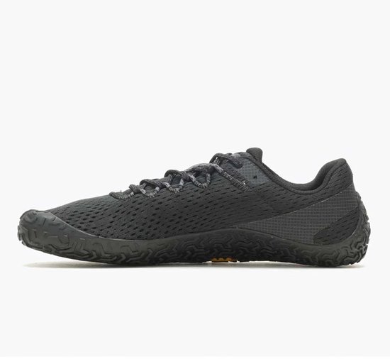 Zwarte Merrell sportschoen, zijaanzicht. Ademende mesh stof en gestructureerde zool.
