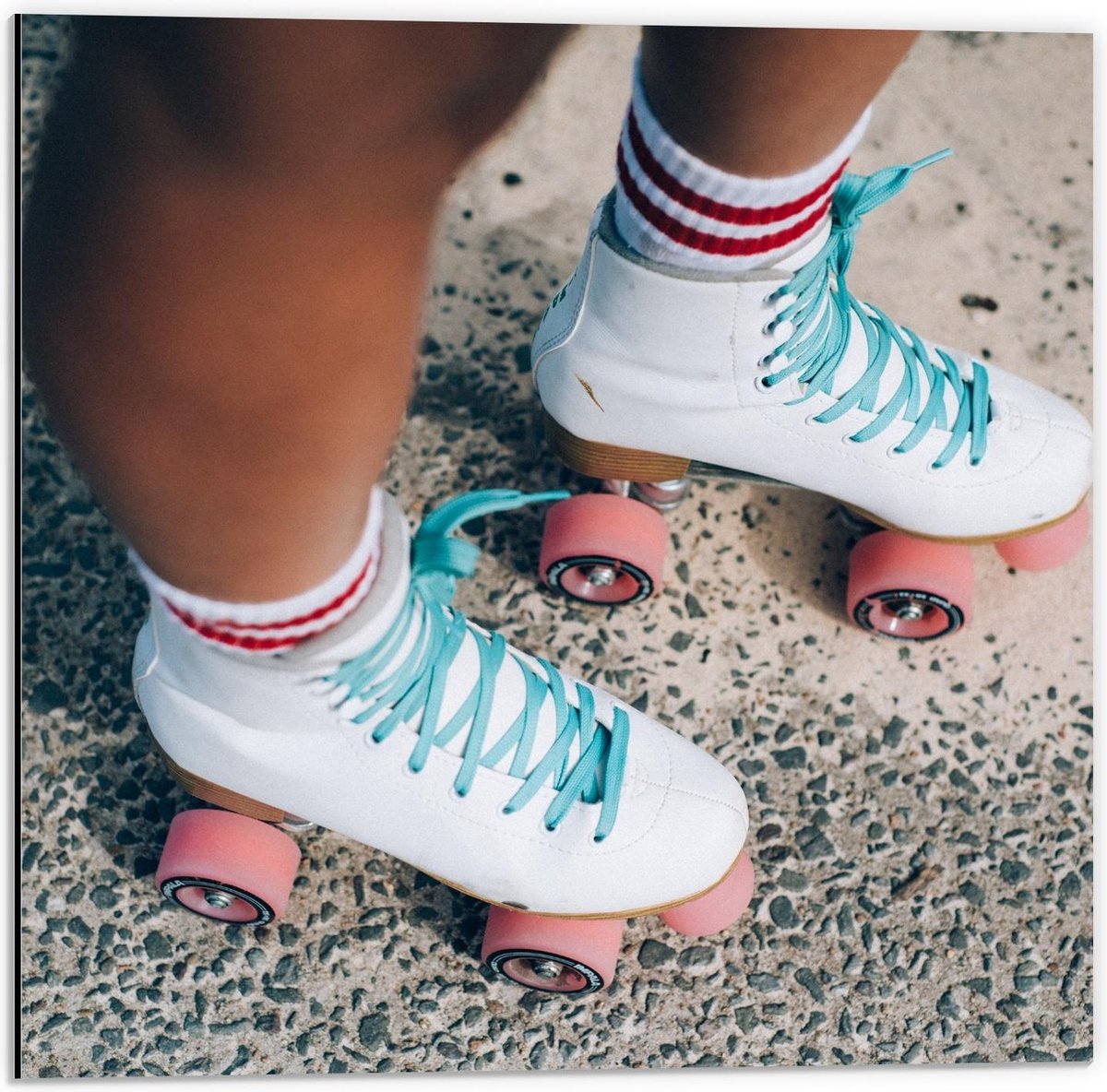 Dibond - Vrouw op Skates - 50x50cm Foto op Aluminium (Met Ophangsysteem) op Prijzenvolger.com