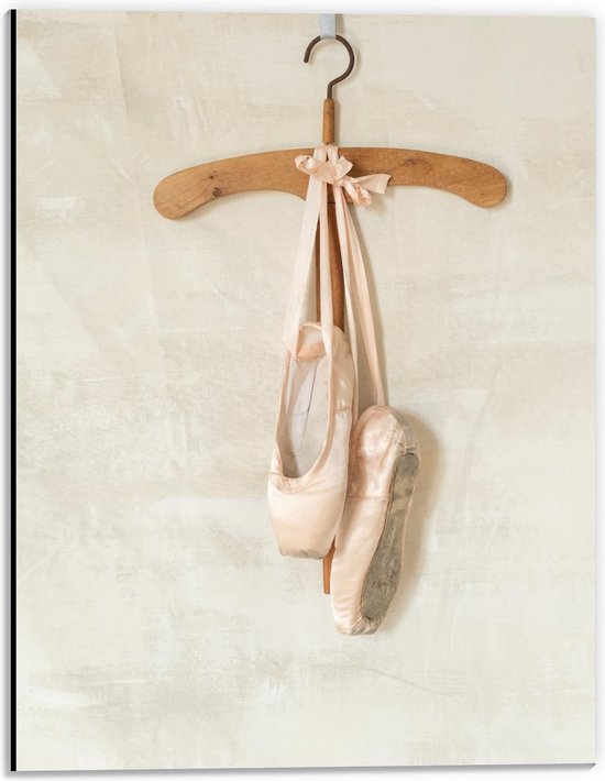 Dibond - Ballerina Spitzen aan Hangertje - 30x40cm Foto op Aluminium (Met Ophangsysteem)