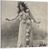 Dibond - Vrouw met Bloemenkransen - 100x100cm Foto op Aluminium (Met Ophangsysteem)