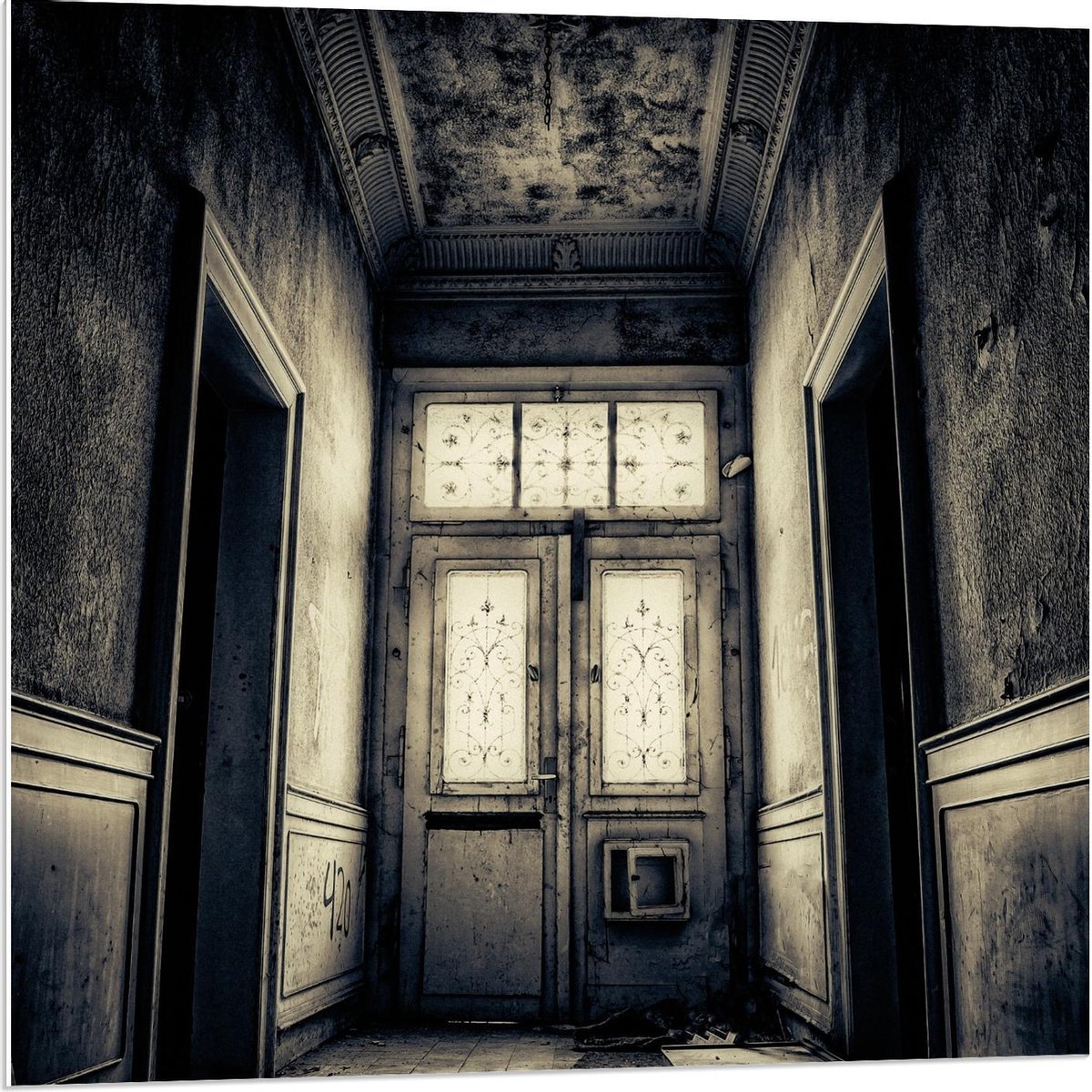 KuijsFotoprint - Schilderij - Oude Voordeur Verlaten Gebouw - Zwart, Wit En Grijs - 80 X 8