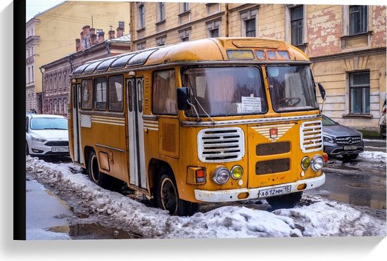 Canvas  - Gele Bus in een Straat met Sneeuw - 60x40cm Foto op Canvas Schilderij (Wanddecoratie op Canvas)