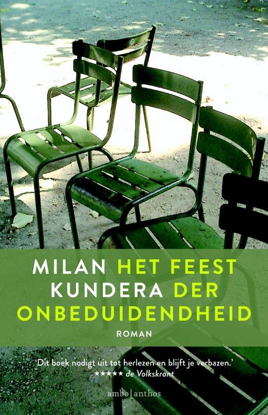 Boek 'Het Feest der Onbeduidendheid' van Milan Kundera, met groene stoelen op de cover.