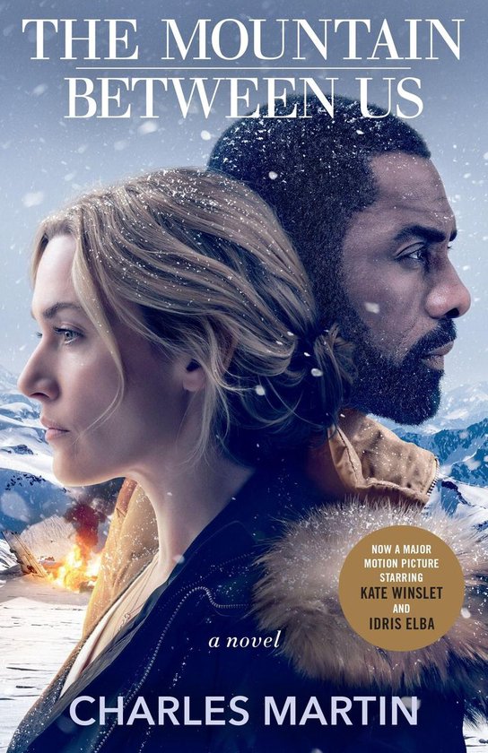 Boekcover: "The Mountain Between Us" met Kate Winslet en Idris Elba voor een besneeuwd landschap.