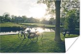 Deux vélos à côté d'un fossé poster papier 180x120 cm - Tirage photo sur Poster (décoration murale salon / chambre) XXL / Groot format!