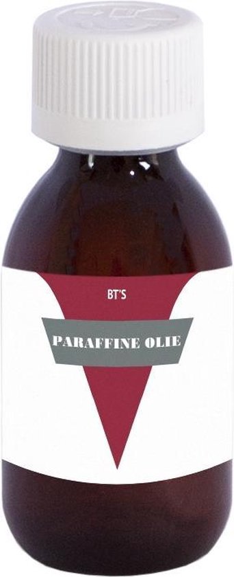 Bruine fles met witte dop, etiket met rode en grijze vormen, tekst 'BT'S PARAFFINE OLIE'.