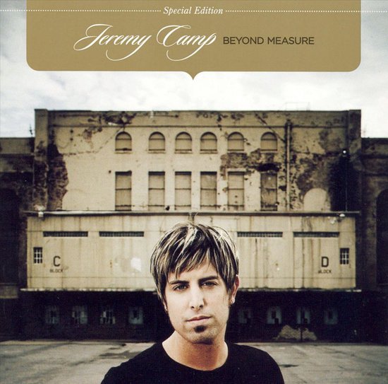 Jeremy Camp - Beyond Measure Special Edition albumcover met Jeremy Camp voor een gebouw met 'C' en 'D' blokken.