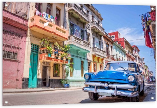 Tuinposter – Blauwe Auto in Straat in Cuba - 120x80cm Foto op Tuinposter  (wanddecoratie voor buiten en binnen)