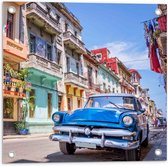 Tuinposter – Blauwe Auto in Straat in Cuba - 50x50cm Foto op Tuinposter  (wanddecoratie voor buiten en binnen)