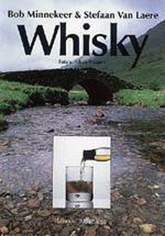 Boek "Whisky" met op de cover een glas waar whisky in wordt geschonken, met op de achtergrond een stenen brug over een beekje.