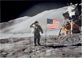 Astronaut gives salute beside U.S. flag (maanlanding) - Foto op Posterpapier - 59.4 x 42 cm (A2)