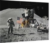 Astronaut salutes beside U.S. flag (maanlanding) - Foto op Plexiglas - 90 x 60 cm