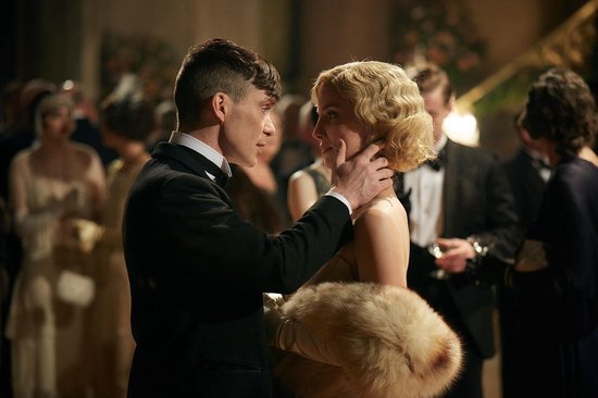 ? Peaky Blinders • Tommy And Grace 2 Canvas 90x60 cm • Foto print op Canvas schilderij ( Wanddecoratie woonkamer / slaapkamer / keuken / kantoor / bar / restaurant ) / Peaky Blinders Canvas Schilderijen / Poster