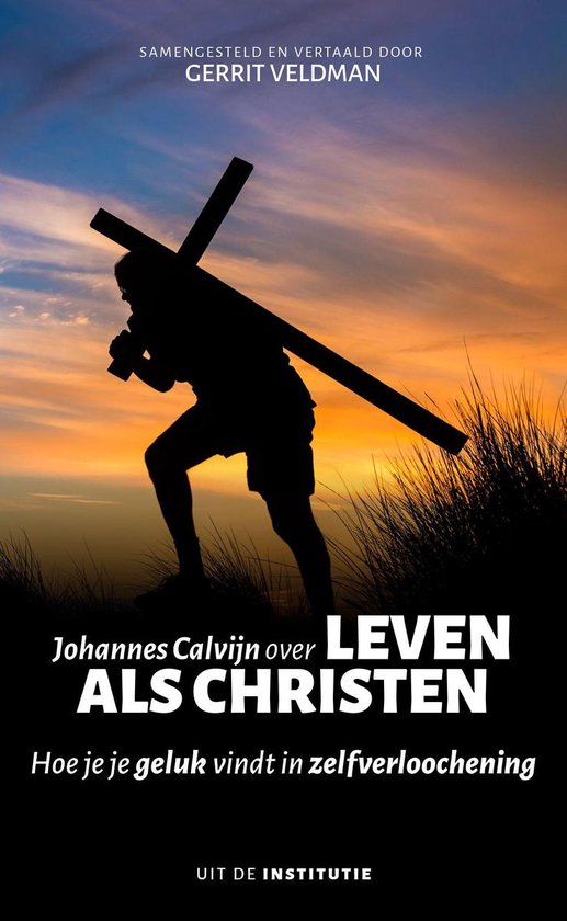Silhouette van een man die een kruis draagt bij zonsondergang. Titel: Johannes Calvijn over leven als christen.