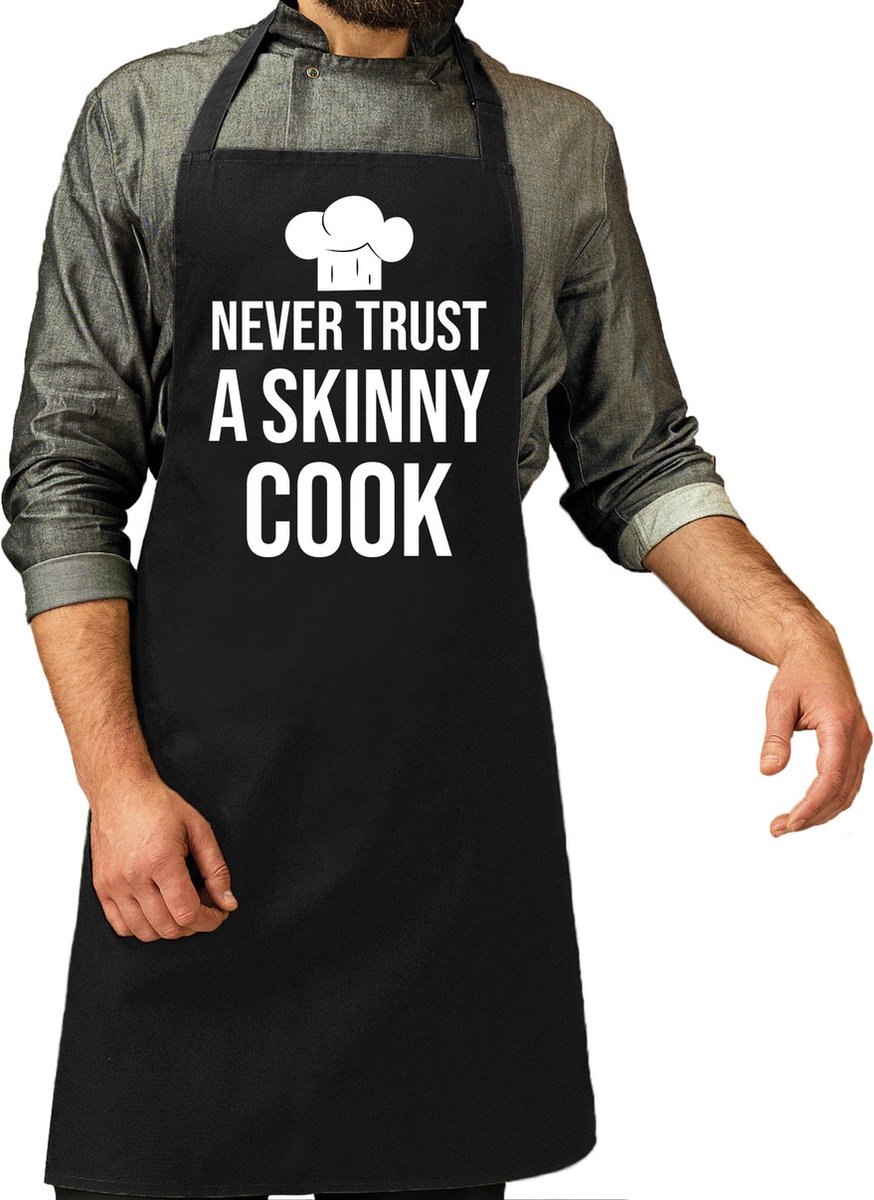 Never trust a skinny cook cadeau bbq / keuken schort zwart voor heren - L 86 x B 72 cm  - Zwart - Bellatio Decorations