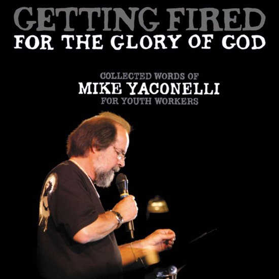 Boekomslag: Mike Yaconelli met microfoon en tekst 'Getting Fired for the Glory of God' op zwarte achtergrond.