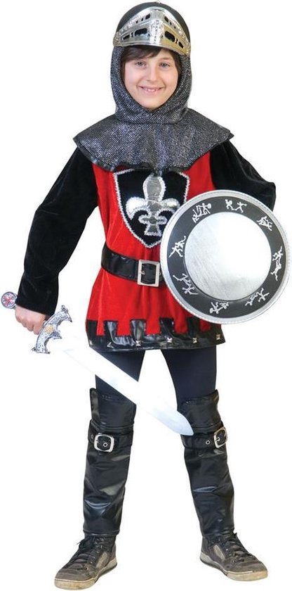 Jongen draagt een ridderkostuum met rode tuniek, zwarte mouwen, metalen helm, zilveren schild en zwaard.
