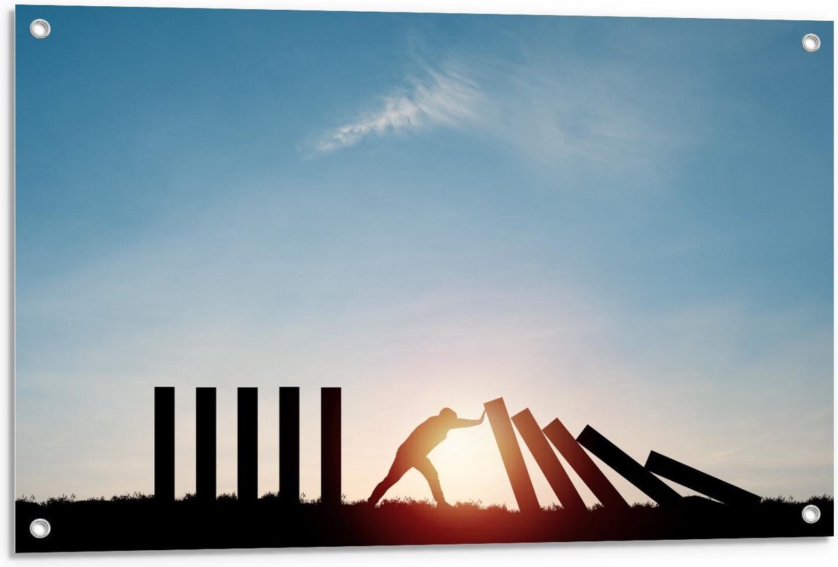 Tuinposter – Persoon duwend tegen Palen - 90x60cm Foto op Tuinposter (wanddecoratie voor b