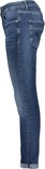 Zijaanzicht van een donkerblauwe, slim-fit spijkerbroek met opgerolde zoom.