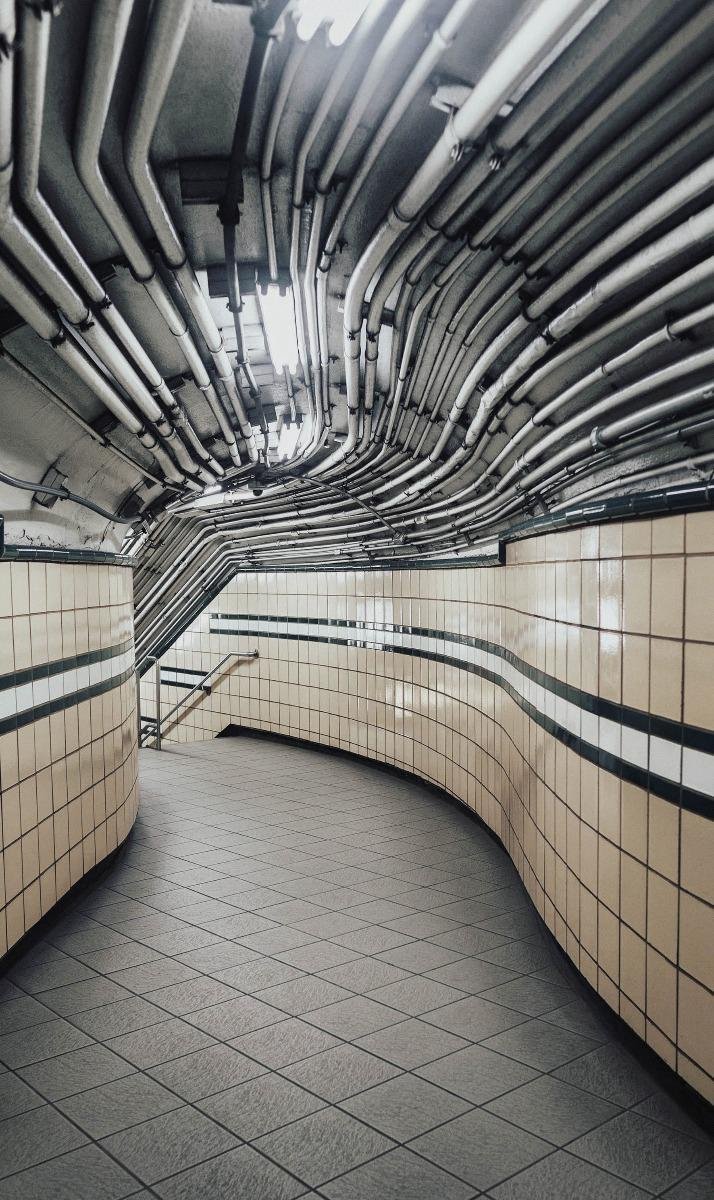 Schilderij - ondergronds treinstation - Collectie rhythm of the city - RVS - 70x118cm
