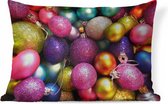 Sierkussens - Kussen - Een close-up van kleurrijke kerstballen - 60x40 cm - Kussen van katoen