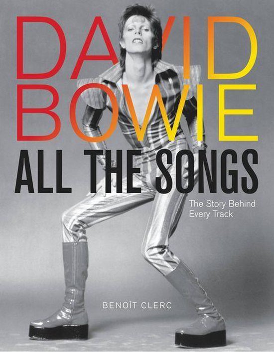David Bowie in een gestreept glitterpak met hoge laarzen, poseert voor het boek 'DAVID BOWIE ALL THE SONGS'.