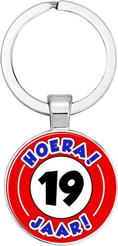 Akyol - Hoera 19 jaar Sleutelhanger - Verjaardag - Gefeliciteerd - Jarige job - Leuke kado voor iemand die bijna jarig is - 2,5 x 2,5 CM