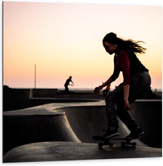 Dibond - Skatende Vrouw - 100x100cm Foto op Aluminium (Met Ophangsysteem)