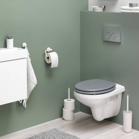 Moderne badkamer met groene muur en wit sanitair: TIGER toiletrolhouder en toiletborstelhouder.