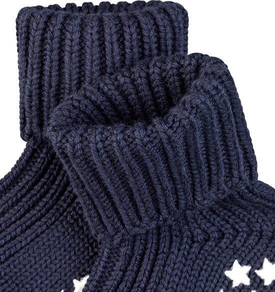 Detailopname van de geribbelde boord en het gebreide materiaal van een donkerblauwe babysok.
