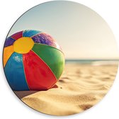 Dibond Muurcirkel - Kleurrijke Strandbal Liggend in het Zand - 50x50 cm Foto op Aluminium Muurcirkel (met ophangsysteem)