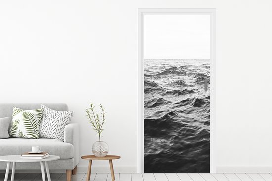 Deurposter 95x215 cm - Deursticker Zee - Water - Natuur - Zwart wit - Meubelfolie zelfklevend - Deurfolie woonkamer - Interieurfolie fotobehang - Deur plakfolie - Deurstickers - Deurbehang sticker - Kamer decoratie