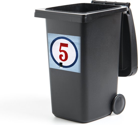 Container sticker Cijfer 5 - Een rode nummer 5 in een witte cirkel Klikosticker - 40x40 cm - kliko sticker - weerbestendige containersticker