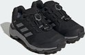 Paar zwarte wandelschoenen voor kinderen met BOA-sluiting, grijze zool, GORE-TEX logo en adidas Terrex logo.