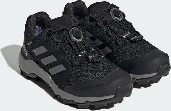 Paar zwarte wandelschoenen voor kinderen met BOA-sluiting, grijze zool, GORE-TEX logo en adidas Terrex logo.