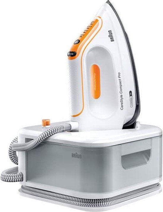 Braun strijkijzer met oranje details op witte basis, geplaatst op grijze watertank.