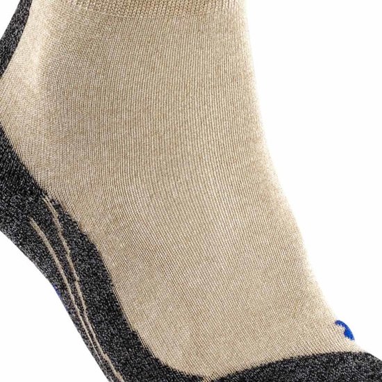Detail van beige Falke wandelsok met donkergrijze, geweven versteviging rond de hiel.