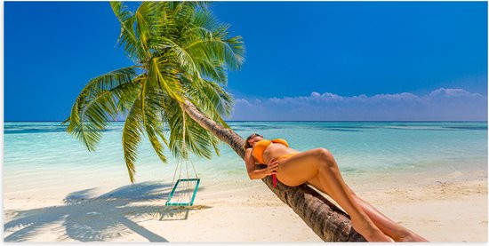 Poster (Mat) - Vrouw in Gele Bikini Liggend op Schuingroeiende Palmboom op Tropisch Strand - 100x50 cm Foto op Posterpapier met een Matte look