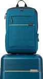 Blauwe Hedgren laptoprugzak met gele accenten, bovenop een blauwe koffer.