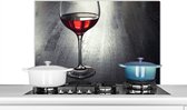 Spatscherm keuken 90x60 cm - Kookplaat achterwand Glas rode wijn op een houten plaat - Muurbeschermer - Spatwand fornuis - Hoogwaardig aluminium