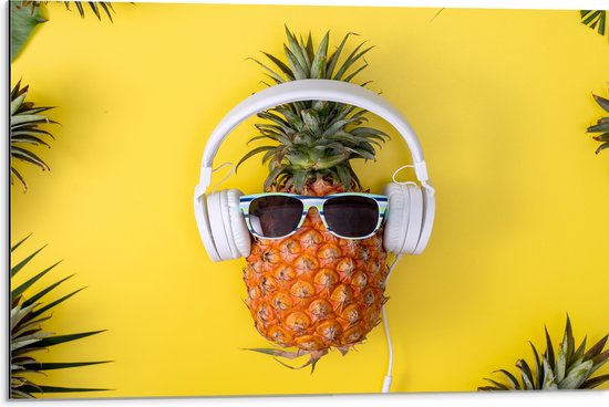 Dibond - Ananas met Witte Headset op Felgele Achtergrond - 75x50 cm Foto op Aluminium (Met Ophangsysteem)
