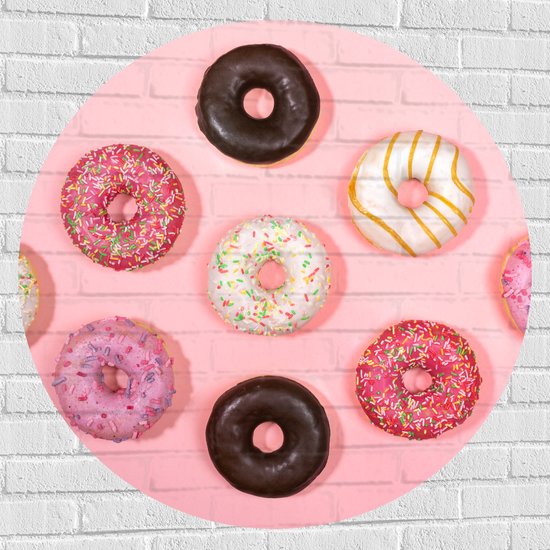 Muursticker Cirkel - Verschillende Smaken Donuts op Pastelroze Achtergrond - 100x100 cm Foto op Muursticker
