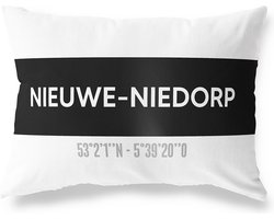 Tuinkussen NIEUWE-NIEDORP - NOORD-HOLLAND met coördinaten - Buitenkussen - Bootkussen - Weerbestendig - Jouw Plaats - Studio216 - Modern - Zwart-Wit - 50x30cm