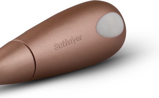 Close-up van de roze Satisfyer Air Pulse, met 'Satisfyer' logo en witte knop.