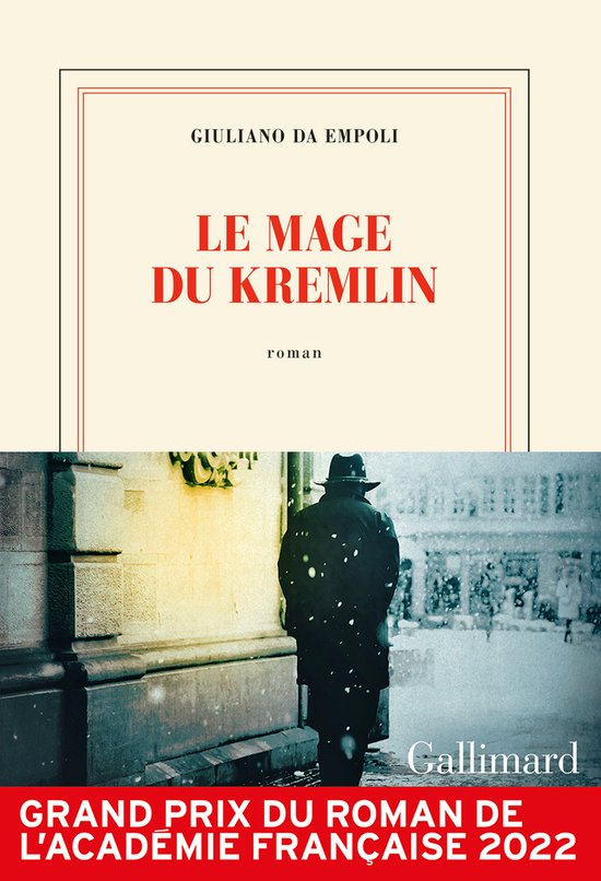 Boekomslag met rode tekst 'Le Mage du Kremlin' en een afbeelding van een man in een lange jas en hoed, die wegkijkt van de camera.