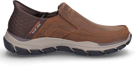 Bruine leren heren instapper met gesmokte details, een "Skechers Slip-Ins" logo en "Goodyear" op de zool.
