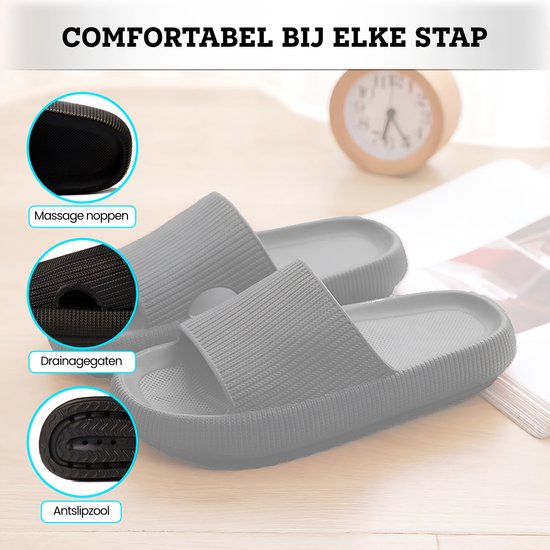 Grijze slippers met massage noppen, drainage gaten en antislipzool. Comfortabel bij elke stap.